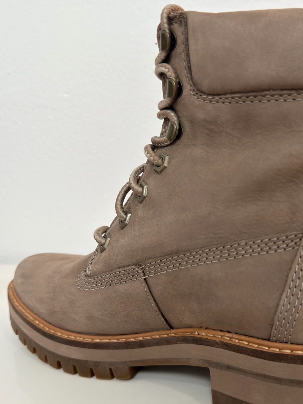Timberland Courmayeur Valley 6-Inch Women's Boot Taupe Nubuck Size 7.5 - Picture 9 of 11